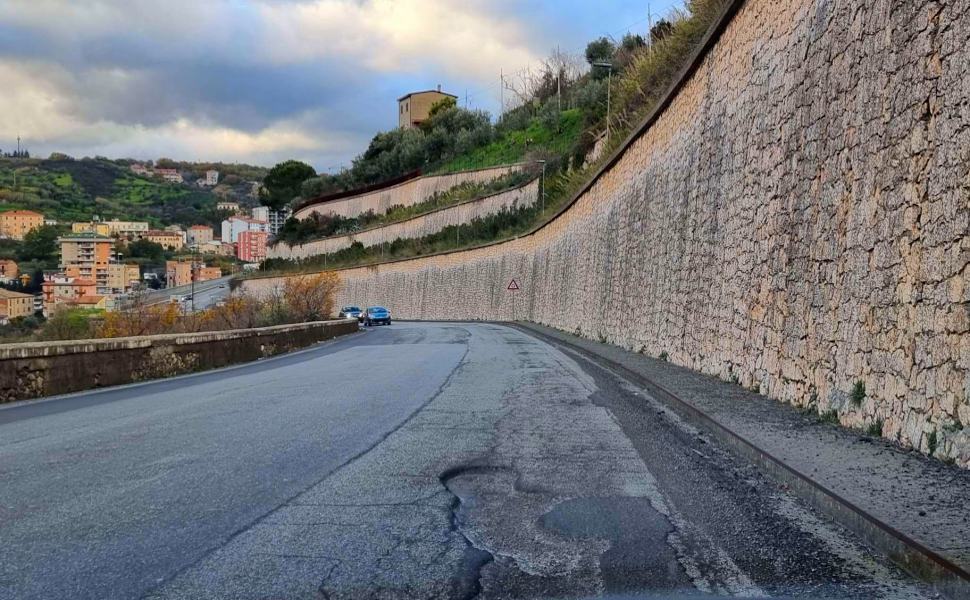 Cosenza, Spadafora (FdI) "Caruso intervenga su buche e voragini di Via Donato Morelli" 51 Buche Cosenza01