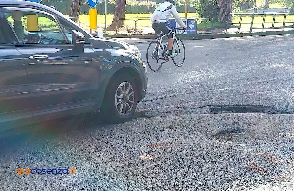 Buche e voragini per la 'gioia' dei gommisti, cosentini esasperati «Non chiamatele strade» 52 Buche Cosenza 01