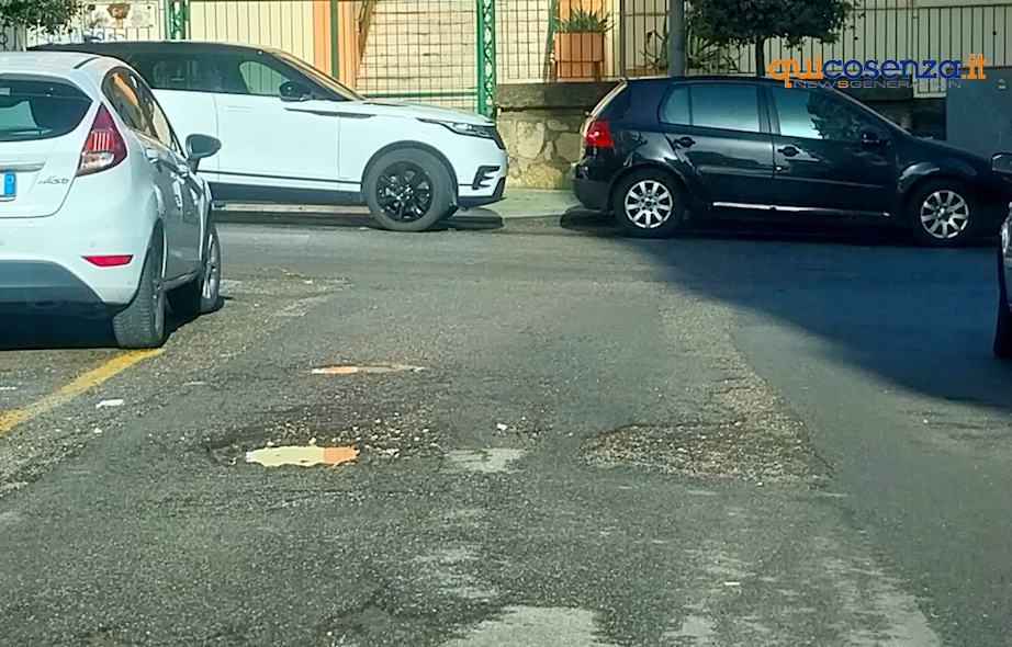 Buche e voragini per la 'gioia' dei gommisti, cosentini esasperati «Non chiamatele strade» 67 Buche Cosenza 02