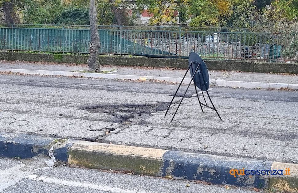 Buche e voragini per la 'gioia' dei gommisti, cosentini esasperati «Non chiamatele strade» 66 Buche Cosenza 03