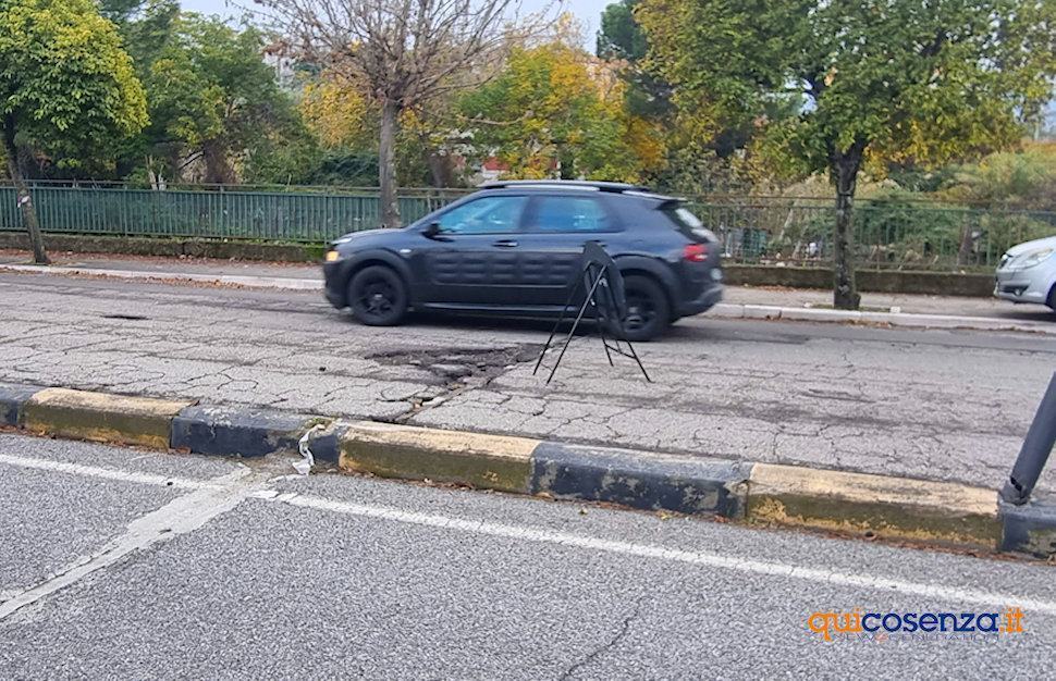 Buche e voragini per la 'gioia' dei gommisti, cosentini esasperati «Non chiamatele strade» 65 Buche Cosenza 04