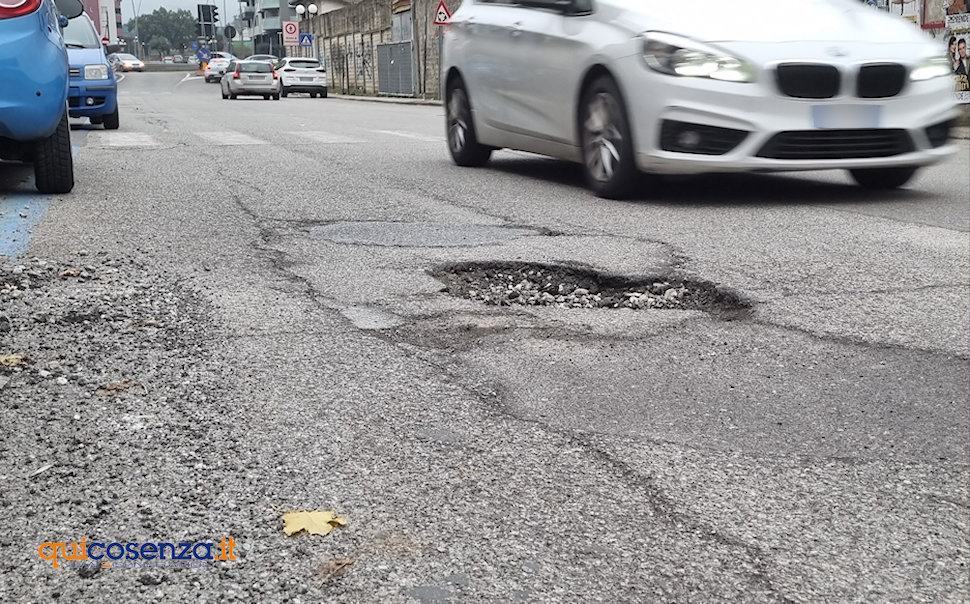 Buche e voragini per la 'gioia' dei gommisti, cosentini esasperati «Non chiamatele strade» 62 Buche Cosenza 06