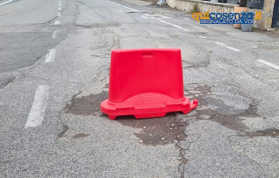 Buche e voragini per la 'gioia' dei gommisti, cosentini esasperati «Non chiamatele strade» 63 Buche Cosenza 07