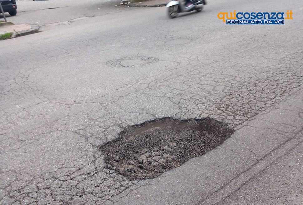 Buche e voragini per la 'gioia' dei gommisti, cosentini esasperati «Non chiamatele strade» 61 Buche Cosenza 08