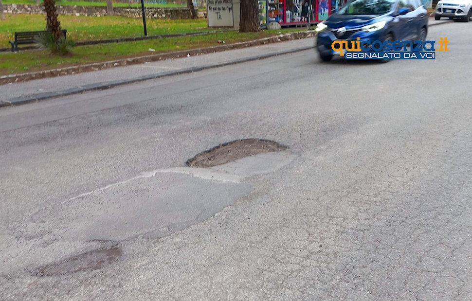Buche e voragini per la 'gioia' dei gommisti, cosentini esasperati «Non chiamatele strade» 59 Buche Cosenza 09