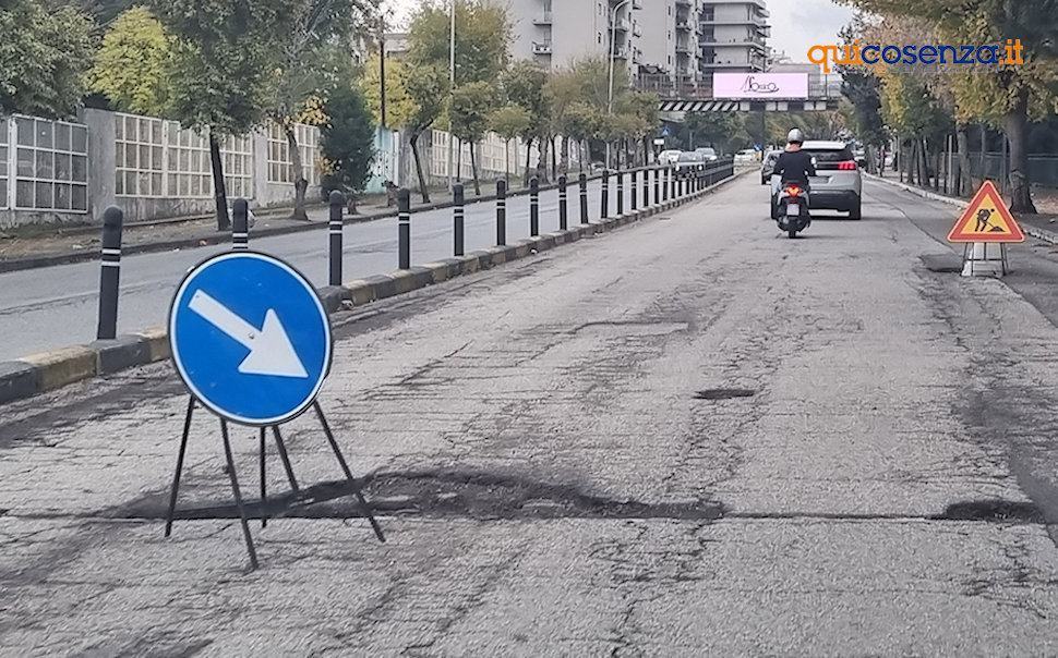 Buche e voragini per la 'gioia' dei gommisti, cosentini esasperati «Non chiamatele strade» 60 Buche Cosenza 10