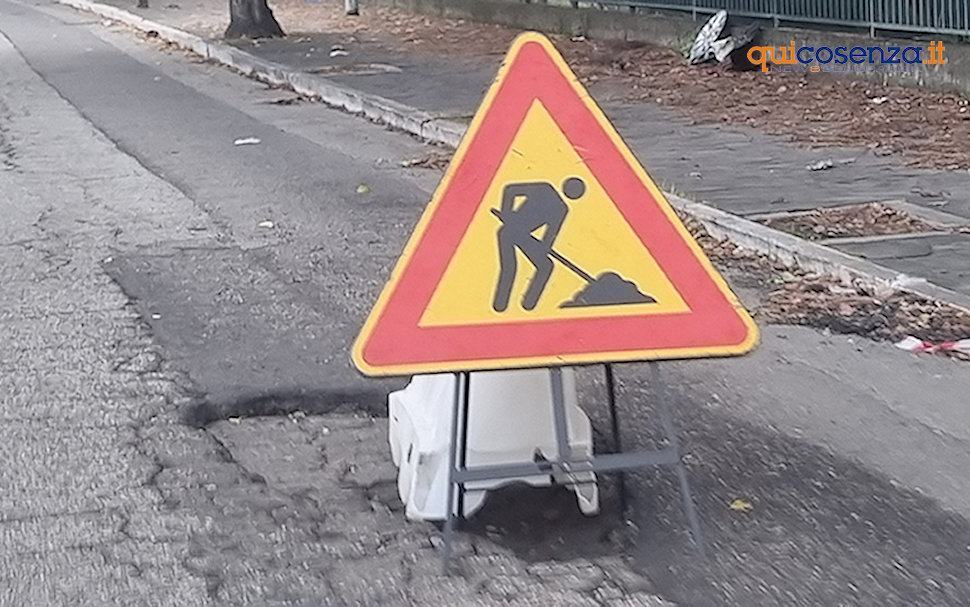 Buche e voragini per la 'gioia' dei gommisti, cosentini esasperati «Non chiamatele strade» 55 Buche Cosenza 11