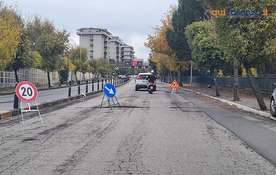 Buche e voragini per la 'gioia' dei gommisti, cosentini esasperati «Non chiamatele strade» 54 Buche Cosenza 12