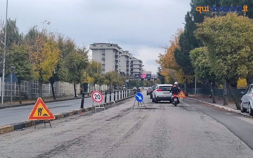Buche e voragini per la 'gioia' dei gommisti, cosentini esasperati «Non chiamatele strade» 53 Buche Cosenza 13