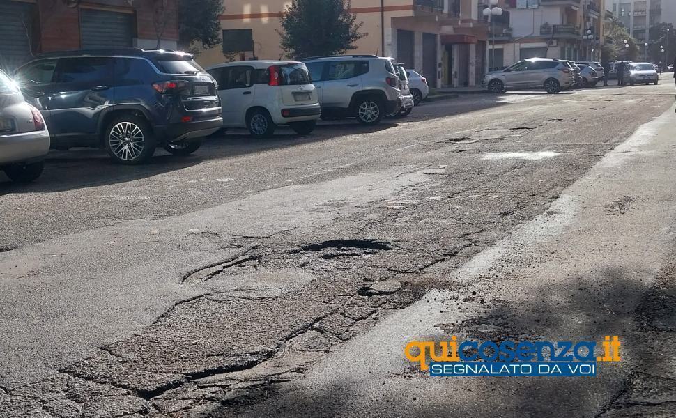 Buche e voragini per la 'gioia' dei gommisti, cosentini esasperati «Non chiamatele strade» 57 Buche Rende 01