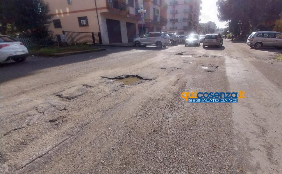 Buche e voragini per la 'gioia' dei gommisti, cosentini esasperati «Non chiamatele strade» 58 Buche Rende 02