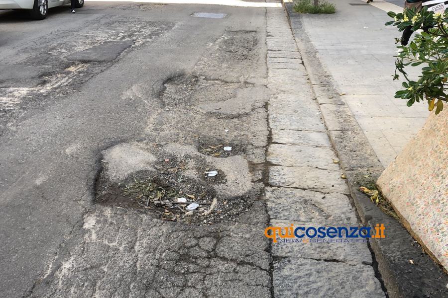 Cosenza piena di buche pericolose: da corso Fera a viale Crati e Busento 80 Buche cosenza corso Fera 02