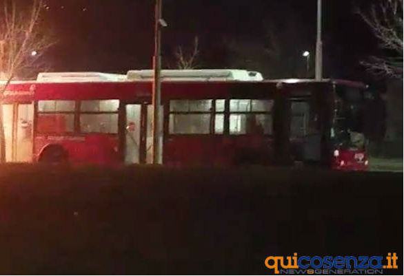 Bus amaco in fiamme 735x400 1