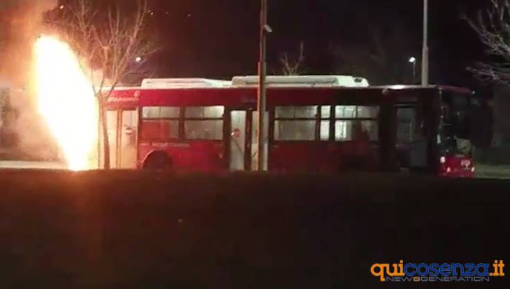 Bus amaco in fiamme