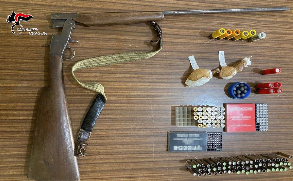 Nasconde fucile e munizioni dentro uno sgabuzzino: arrestato operaio 51 CAUOLONIA I CARABINIERI ARRESTANO 42ENNE PER DETENZIONE DI ARMA 1 1