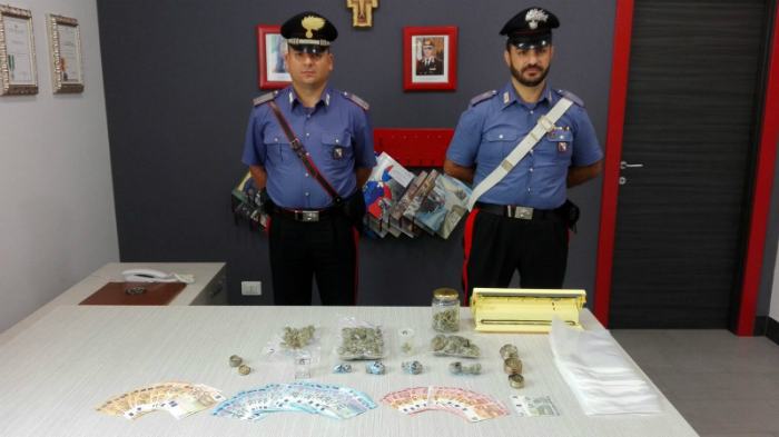 Giovane 20enne vede i carabinieri e lancia la droga dal finestrino: arrestato 51 CC Mirto