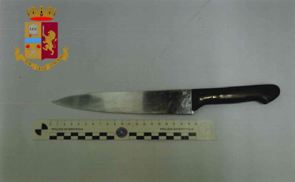 Cosenza, armato di coltello crea il panico per strada: bloccato e denunciato cosentino 51 COLTELLO COSENZA 1