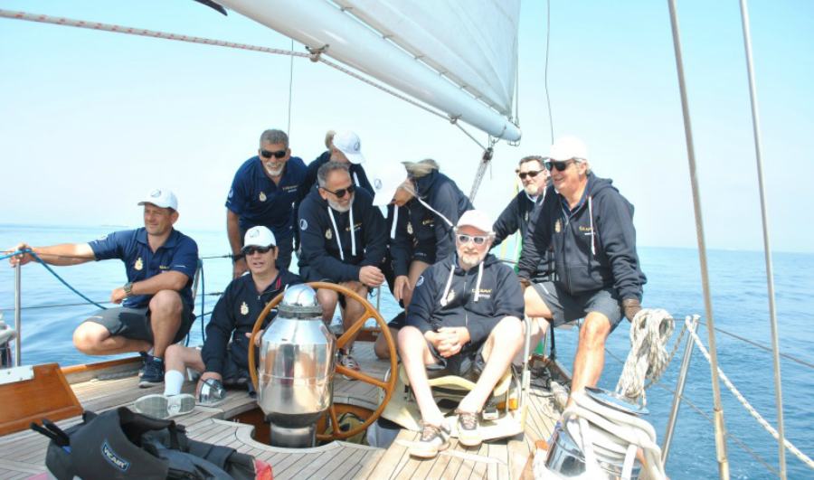 Il veliero Cadamà a Crotone per avvicinare le persone con disabilità alla vela e al mare 51 Cadama Timonieri foto1
