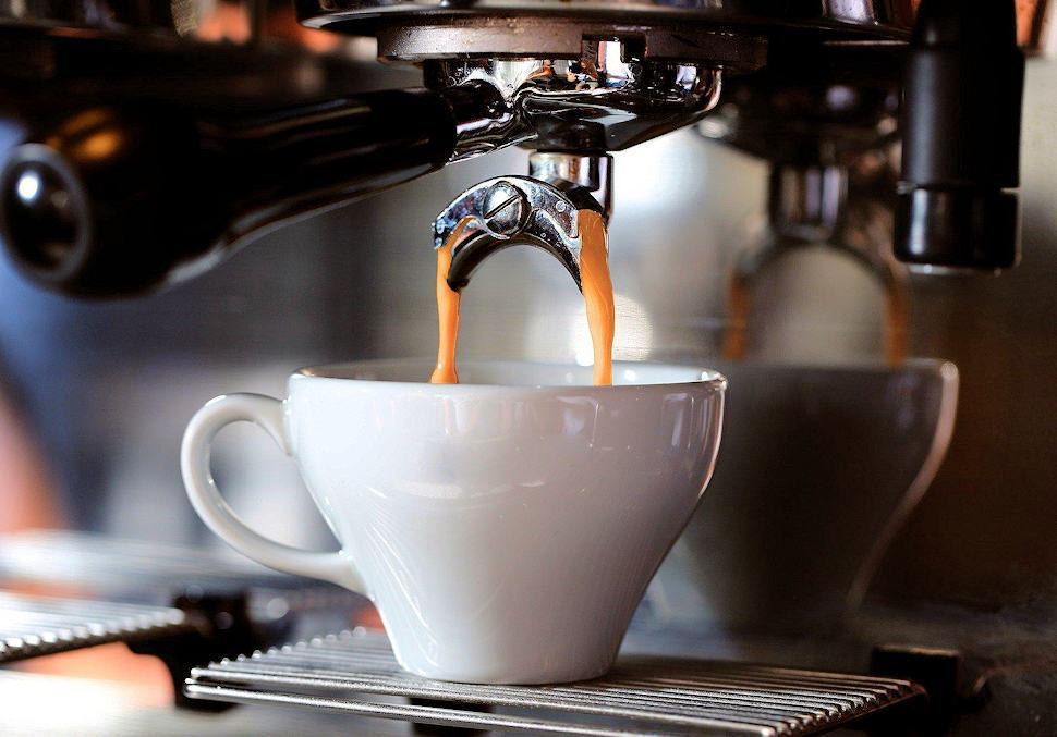 'Na tazzulella' e cafè... cara e amara. Impazzano i listini della tazzina al bar 51 Caffe