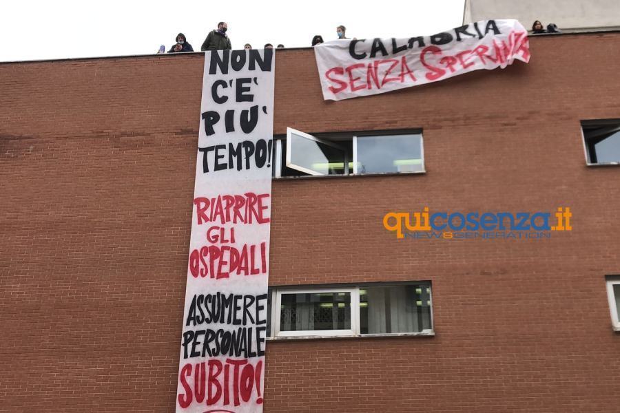 Cosenza, protesta all'Azienda ospedaliera: "Speranza deve venire qui" 56 Calabria senza speranza protesta AO Cosenza 02