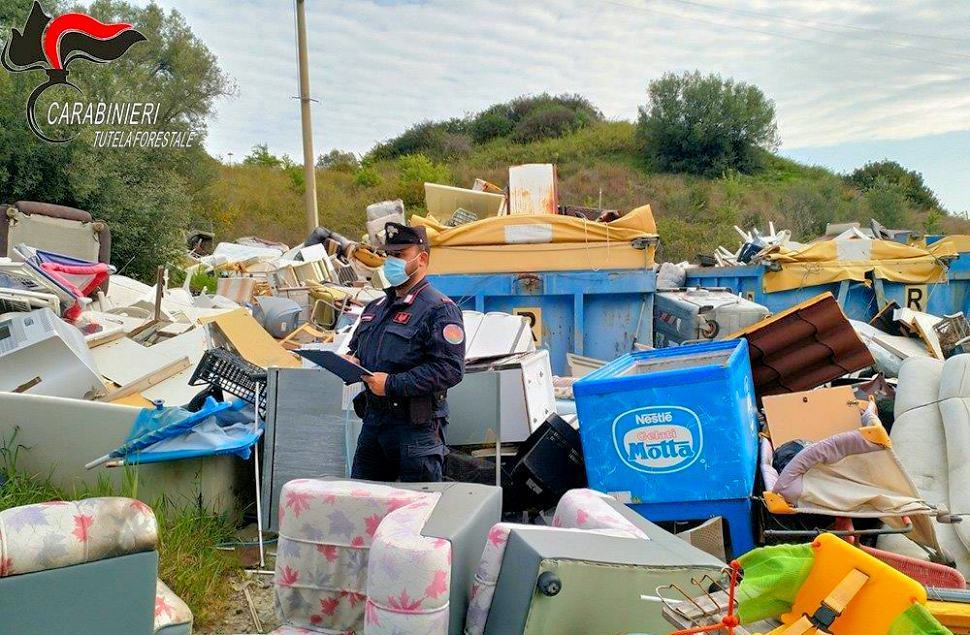 L'isola ecologica comunale trasformata in una discarica abusiva e pericolosa 65 Calopezzati forestale
