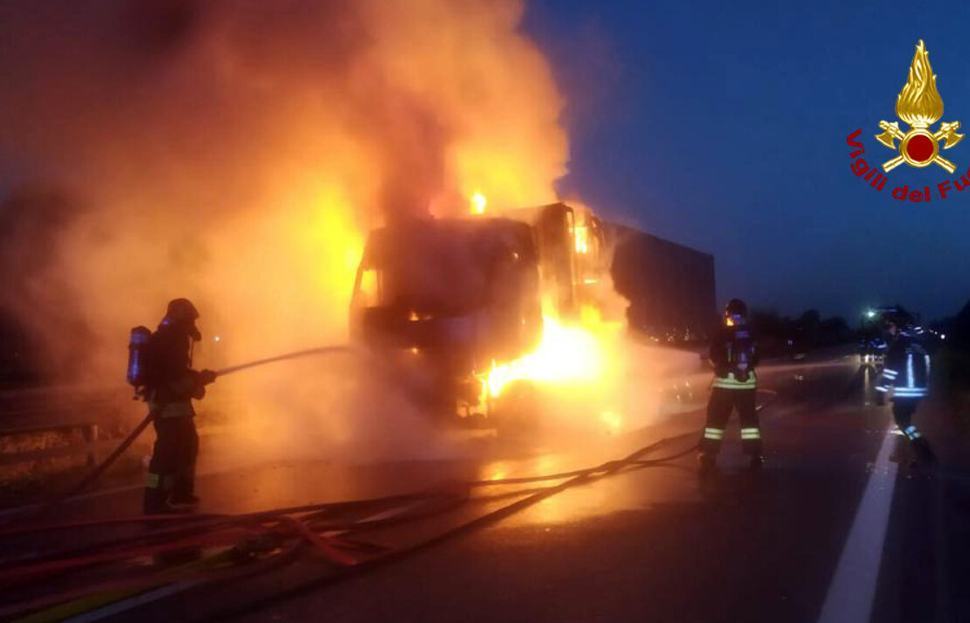 Camion in fiamme 2