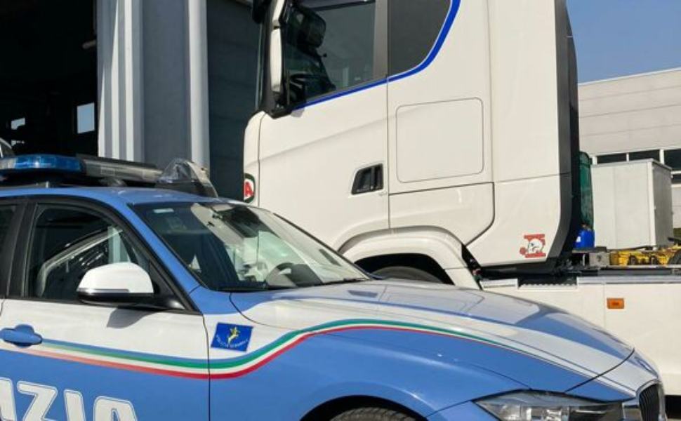 Trasportavano pesce surgelato con mezzo non idoneo: multa al conducente 51 Camion polizia stradale 2