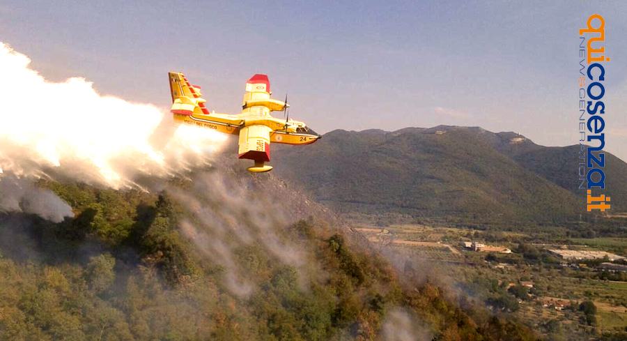 Oltre 3.600 incendi in 2 mesi, più di 100 al giorno. Appello di Calabria Verde ai cittadini 53 Canadair incendio2 2