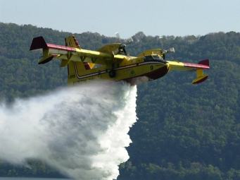 Giornata di incendi ieri in Calabria, vasto rogo a Mendicino 59 CanadairProtezioneCivile
