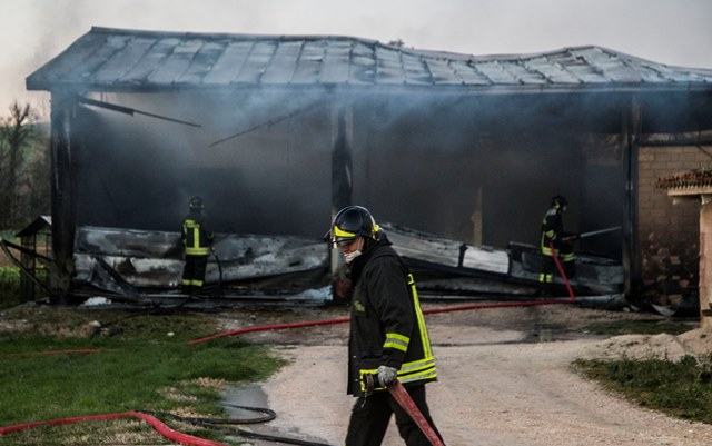 Capannone In Fiamme Rotelli Pollenza marche Italia 4 Febbraio 2016 in fiamme 1