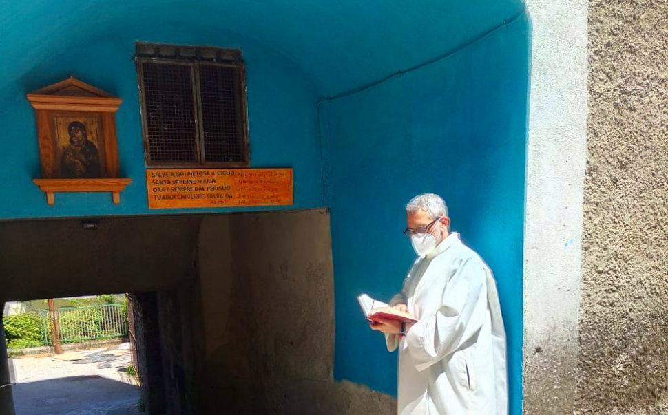Bocchigliero, l'edicola votiva della Madonna di Vladimir sotto il portico di Via Roma 51 Cappella votiva Bocchigliero