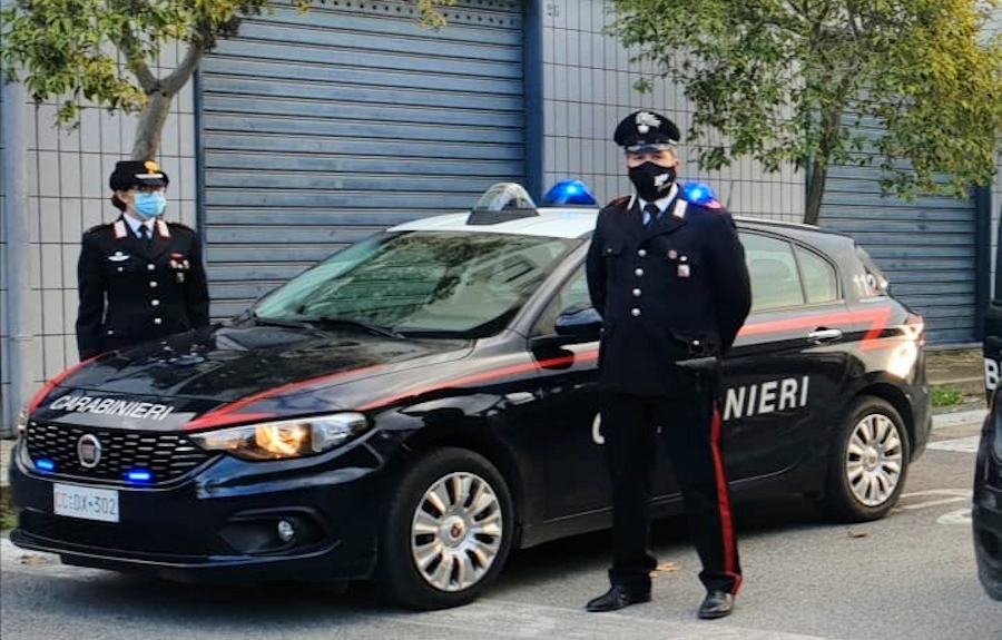 Corigliano, evade dai domiciliari. Sorpreso in strada con un coltello a serramanico 77 Carabinieri 175