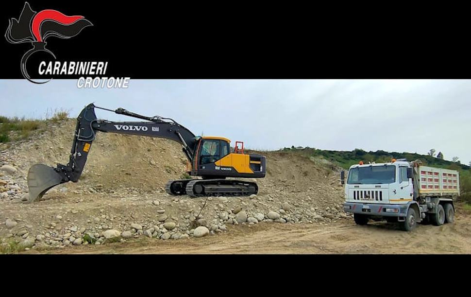 Sopresi a prelevare materiale inerte su un terreno del demanio. Due arresti e una denuncia 51 Carabinieri 2 13