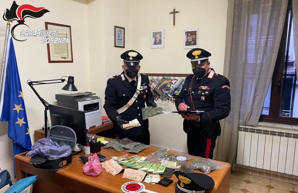 Coppia di pusher cosentini in carcere. In casa trovata droga e 58mila euro in contanti 51 Carabinieri Cosenza 35