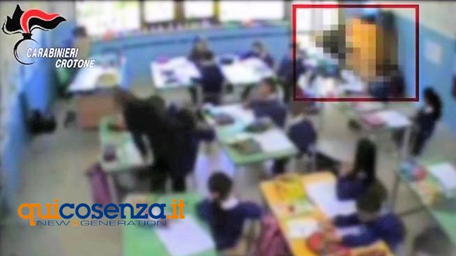 Carabinieri Crotone botte insulti bambini