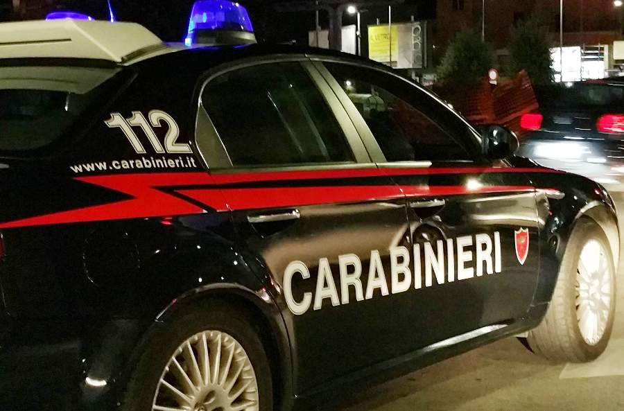 Alla guida senza patente scappa e lascia cadere la cocaina, arrestato 51 Carabinieri Gazzella 1 1