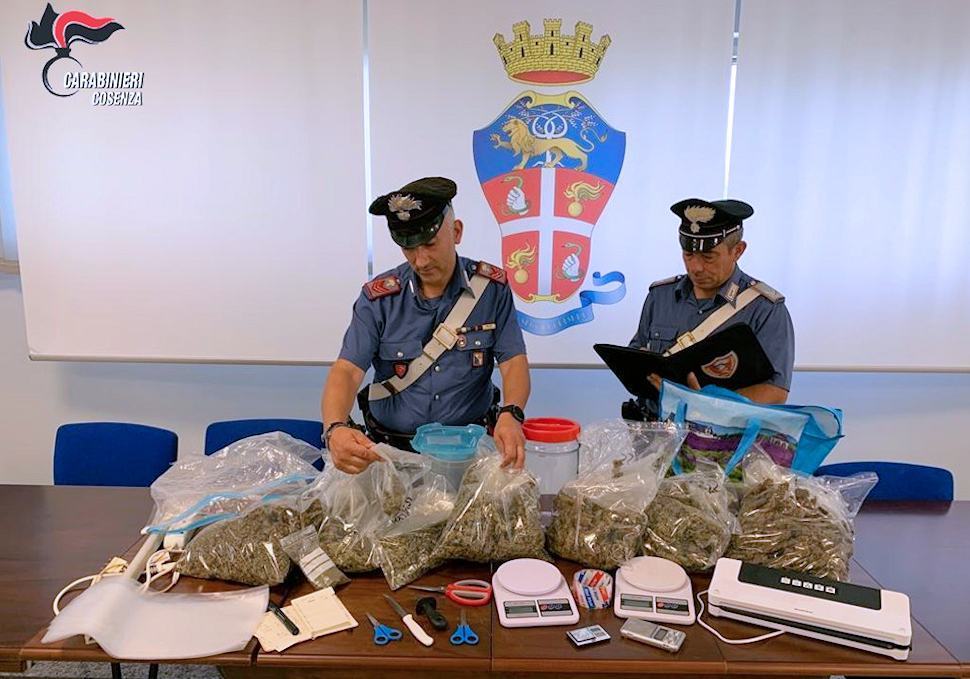 Rende, sorpreso con 2 chili di marijuana nascosti in casa. Arrestato un giovane 51 Carabinieri Rende 01