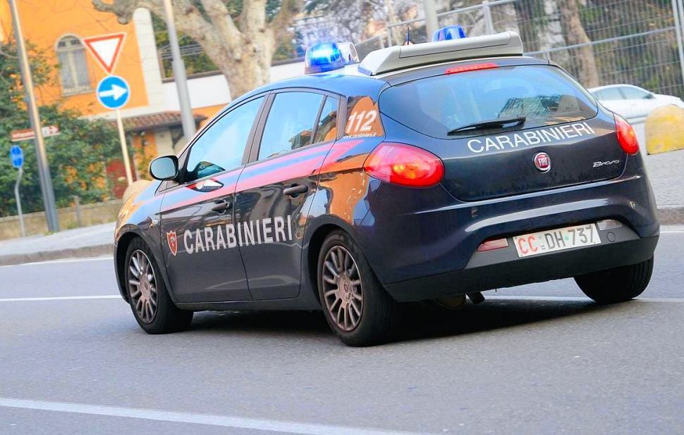 Carabinieri imboccano strada contromano e provocano un incidente. Ferita una giovane 51 Carabinieri auto 35