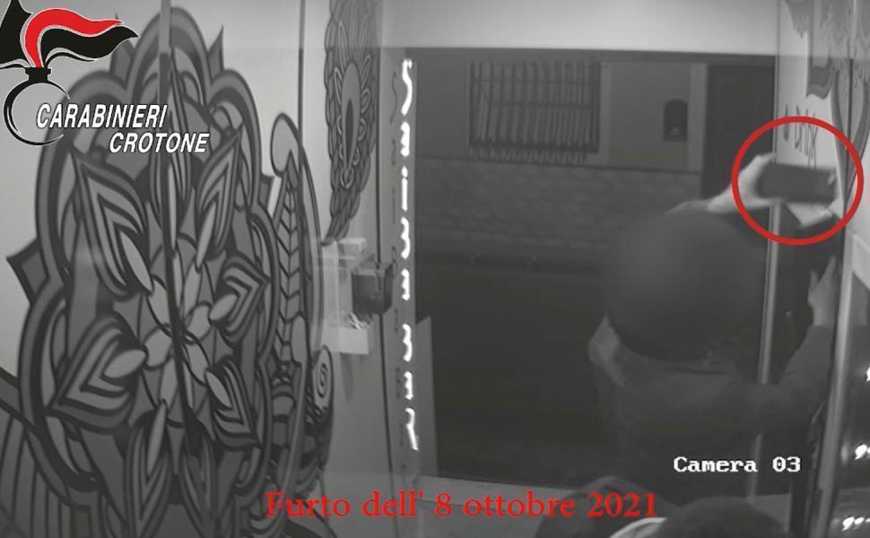 Carabinieri crotone furto scasso cutro