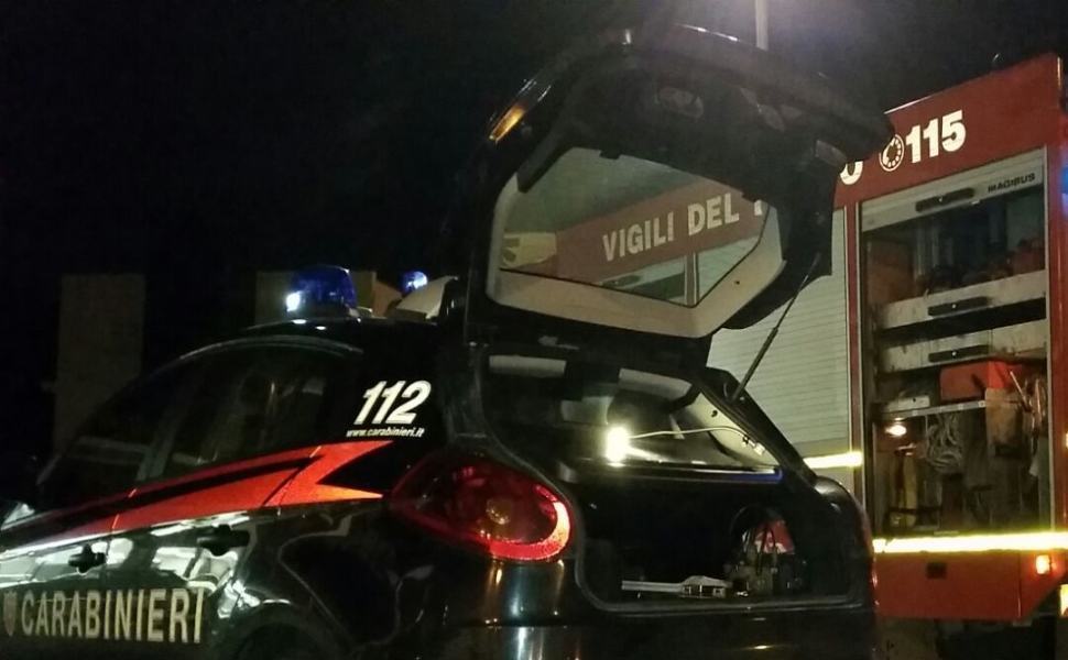 Spezzano Albanese, in fiamme due furgoni di una ditta di infissi 51 Carabinieri e vigili del fuoco notte
