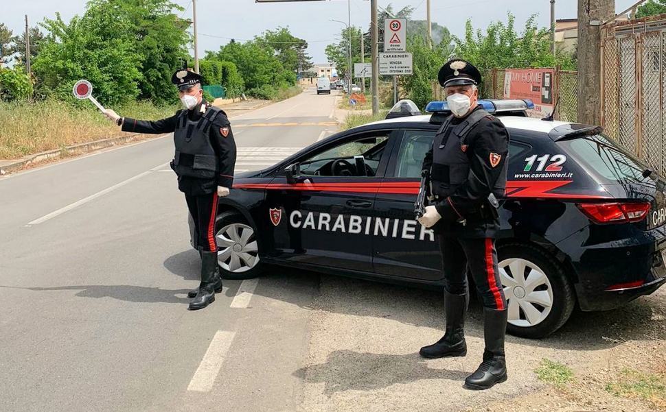 Carabinieri posto di blocco controlli