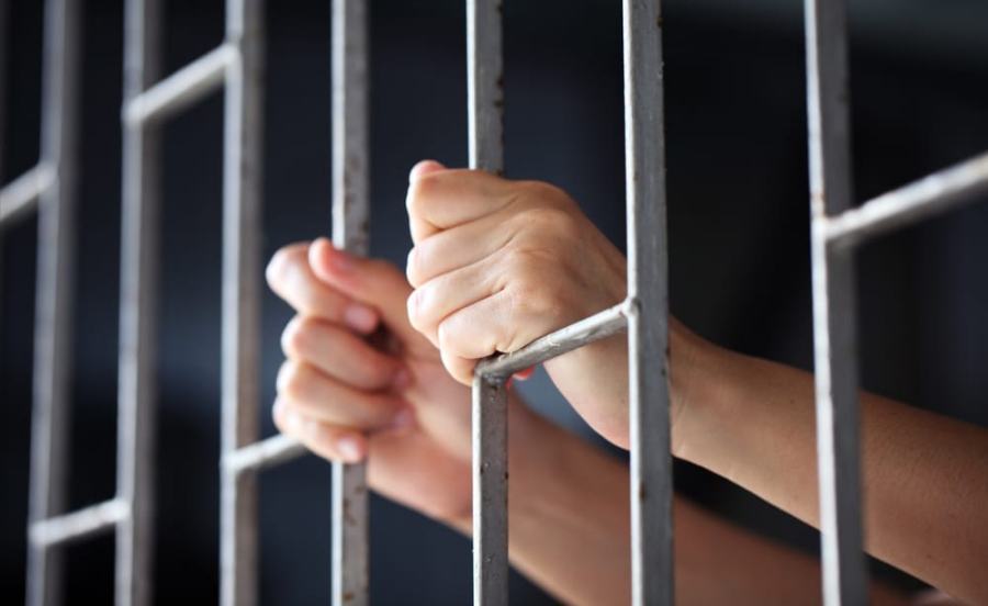 Carcere sbarre detenuto 1