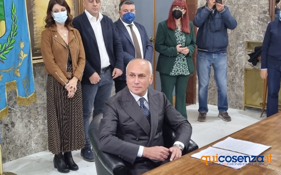 L'appello - «Il Comune di Cosenza annulli l'aumento delle indennità ai politici» 51 Caruso presentazione giunta cosenza