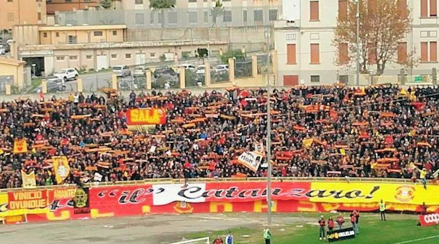 Partita Catania-Catanzaro, devastarono un autobus. A giudizio 37 tifosi giallorossi 51 Catanzaro tifosi