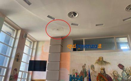 Cosenza, crolla parte del soffitto della sala consiliare: «per fortuna era vuota» 54 Cedimento soffitto consiglio comunale cosenza 02