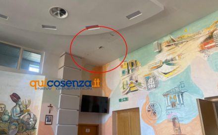 Cosenza, crolla parte del soffitto della sala consiliare: «per fortuna era vuota» 53 Cedimento soffitto consiglio comunale cosenza 03