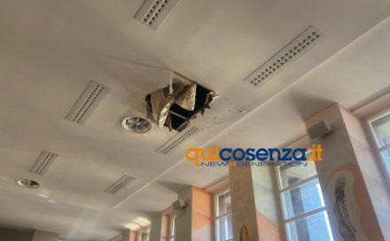 Cosenza, crolla parte del soffitto della sala consiliare: «per fortuna era vuota» 52 Cedimento soffitto consiglio comunale cosenza 04