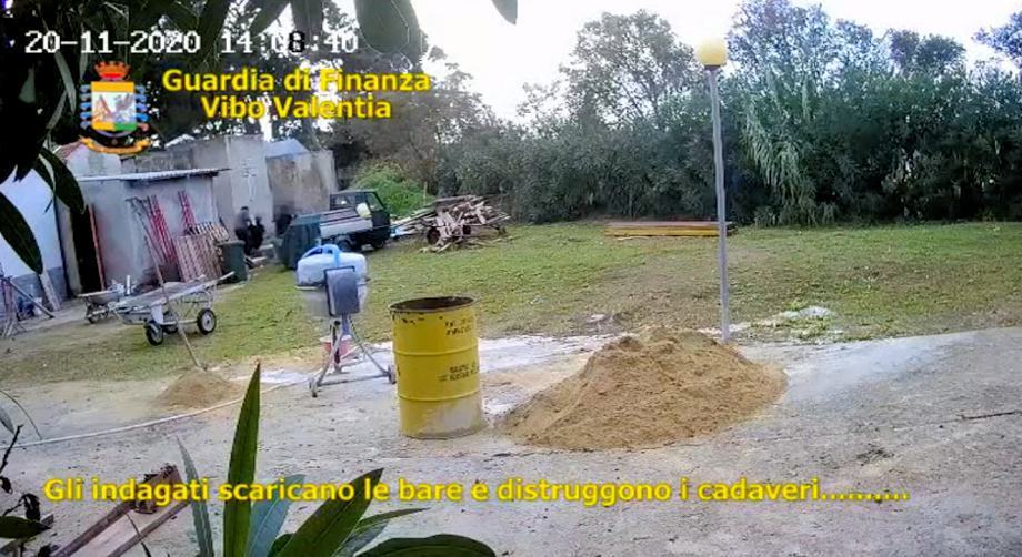 Cimitero degli orrori a Tropea, restano in carcere i 3 arrestati 51 Cimitero tropea salme bruciate 2