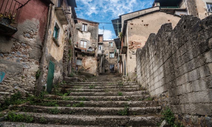 Case in vendita a 1 euro, migliaia di richieste per ridare vita al centro storico 51 Cinquefrondi 1 1