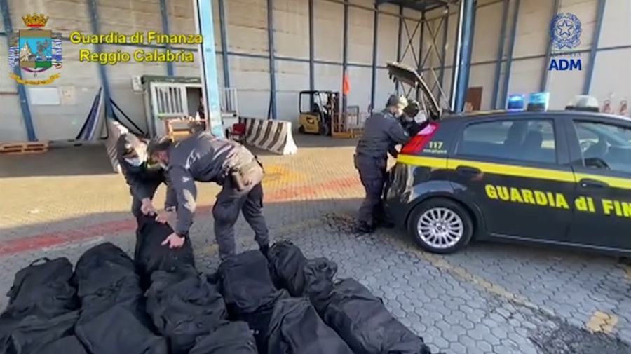 VIDEO - Sequestrate 1,3 tonnellate di cocaina al porto di Gioia Tauro. Valore: 260milioni di euro 51 Cocaina gioia tauro 5